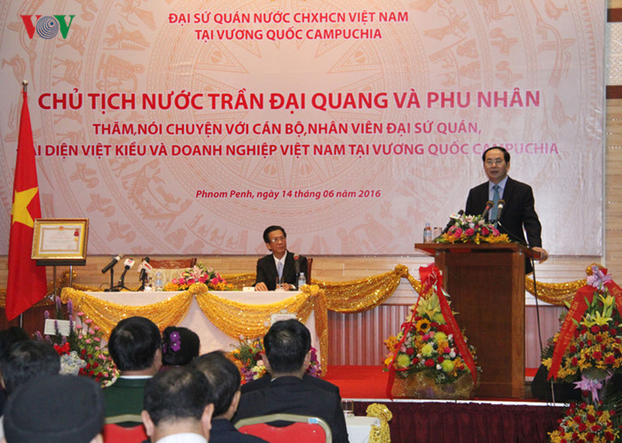 Chủ tịch nước đánh giá cao những thành tích của Đại sứ quán, các cơ quan đại diện Việt Nam tại Campuchia trong việc thực hiện nhiệm vụ chính trị, làm tốt và kịp thời công tác tham mưu, đóng góp quan trọng vào việc củng cố và phát triển quan hệ hữu nghị truyền thống, hợp tác toàn diện Việt Nam - Campuchia.