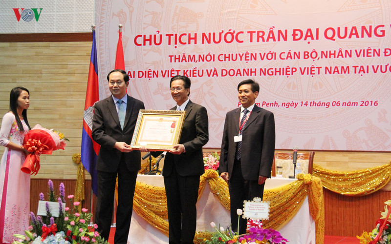 Ghi nhận những kết quả đạt được, thay mặt Đảng Nhà nước, Chủ tịch nước Trần Đại Quang đã trao tặng Huân chương Lao động hạng Nhì cho tập thể cán bộ, nhân viên Đại sứ quán Việt Nam tại Campuchia.