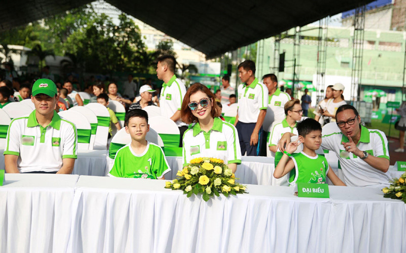 Mới đây, cầu thủ Công Vinh, gia đình của Jennifer Phạm và đạo diễn Trần Lực đã cùng tới tham dự buổi khai mạc “Trại hè năng lượng” dành cho trẻ em diễn ra tại sân vận động Hoa Lư (TP HCM).