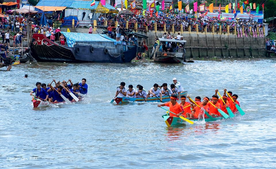 Cùng lúc đó, hàng nghìn người đứng dày đặc hai bên bờ sông Năng Gù chứng kiến cuộc đua thuyền hấp dẫn.