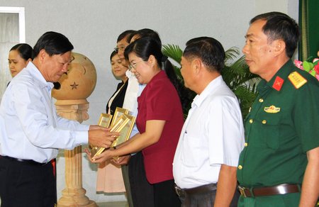 Bí thư Tỉnh ủy Trần Văn Rón tặng bằng khen cho các tập thể thực hiện tốt công tác bầu cử.