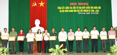  Chủ tịch UBND tỉnh Nguyễn Văn Quang tặng bằng khen cho các cá nhân thực hiện tốt công tác bầu cử.