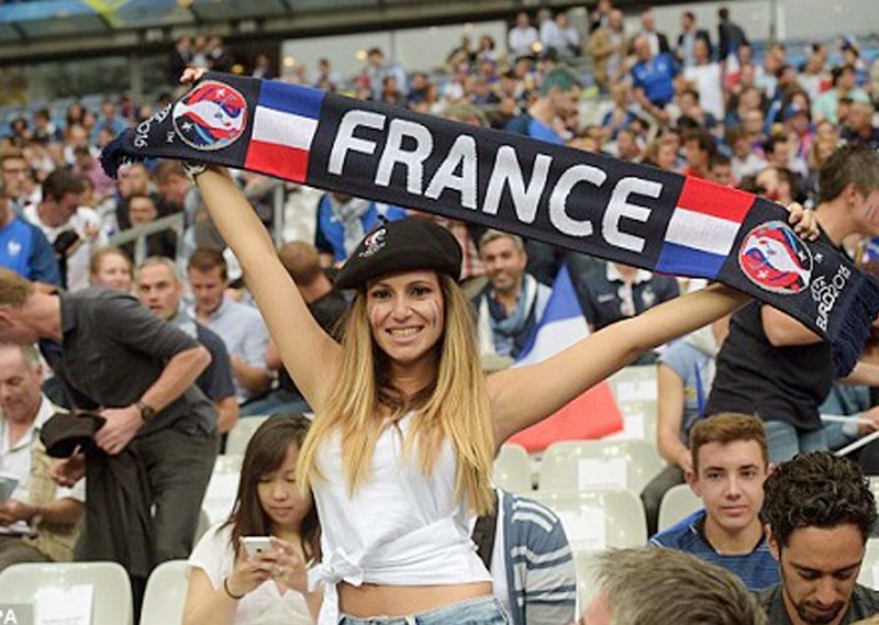 Kỳ EURO 2016 diễn ra trên đất Pháp, có khá đông số lượng CĐV nữ đội bóng “Gà trống Golo” này.