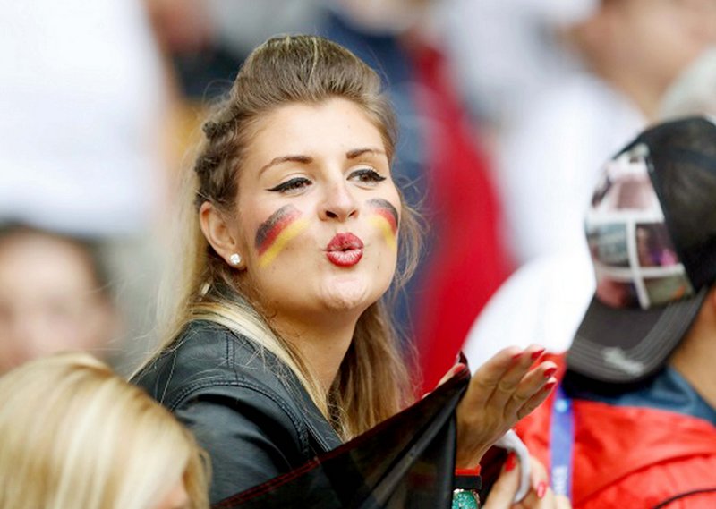 Nữ CĐV Đức gửi nụ hôn may mắn tới các cầu thủ