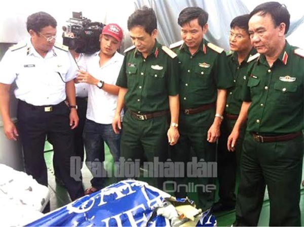 Trung tướng Phan Văn Giang (thứ 3 từ trái sang) quan sát mảnh vỡ của chiếc máy bay CASA-212. Ảnh: Báo Quân đội Nhân dân Online