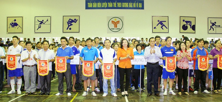 BTC trao cờ lưu niệm cho các đoàn VĐV tham dự hội thao.