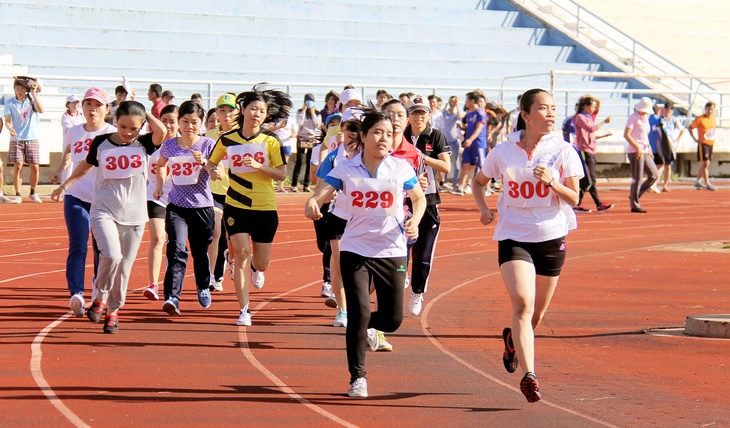 Môn chạy việt dã nữ mở đầu hội thao.