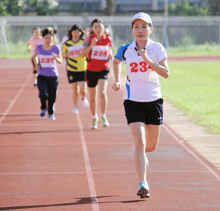 VĐV Nguyễn Trynh Phượng (Kho bạc nhà nước) giành chiếc HCV đầu tiên của hội thao.