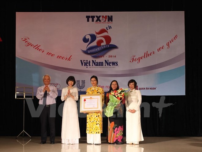 Đồng chí Uông Chu Lưu – Phó chủ tịch Quốc hội trao Huân chương Độc lập Hạng Ba cho tập thể báo Việt Nam News. (Ảnh: Doãn Đức/Vietnam+)