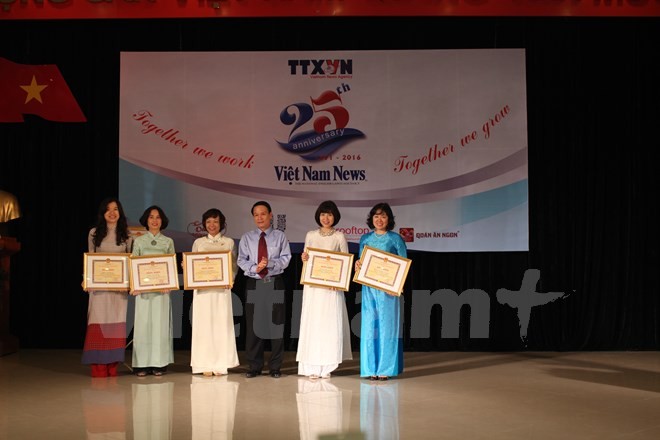 Ủy viên Trung ương Đảng, Tổng giám đốc Thông tấn xã Việt Nam Nguyễn Đức Lợi trao bằng khen cho các đơn vị và cá nhân xuất sắc của Việt Nam News. (Ảnh: Tiến Đạt/Vietnam+)