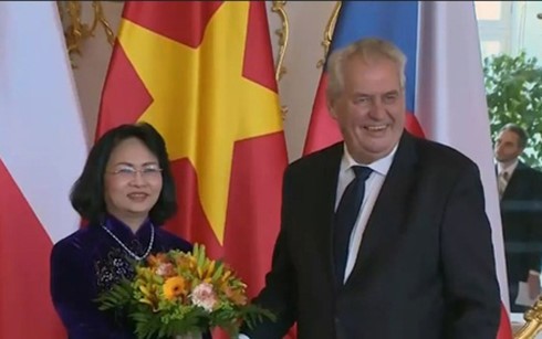Phó Chủ tịch nước Đặng Thị Ngọc Thịnh và Tổng thống Cộng hòa Czech Milos Zeman. (Ảnh: VTV)