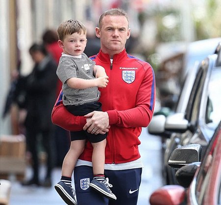 Rooney đưa cậu con trai cưng đi chơi. (Nguồn: Daily Mail)