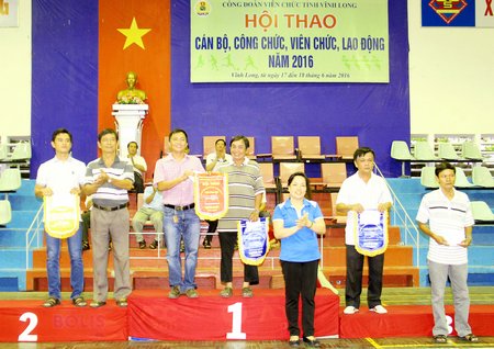 Cặp VĐV Báo Vĩnh Long: Nguyễn Vinh Hiển (trái)- Nguyễn Văn Hùng (Báo Vĩnh Long) giành HCV nội dung đôi nam  bóng bàn.