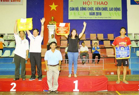 Ông Chu Văn Ninh- Chủ tịch CĐVC tỉnh thưởng giải toàn đoàn cho các đơn vị tại hội thao.