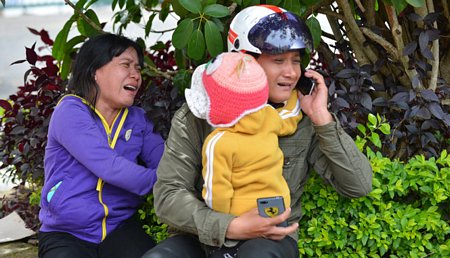 Cha mẹ của nạn nhân Hoàng Lê Linh Nhi - 9 tuổi đang đợi nhận thi thể con tại nhà xác. Anh chị đi từ Phan Thiết lên Đà Lạt bằng xe máy còn gửi bé Linh Nhi lên xe khách - Ảnh: MAI VINH