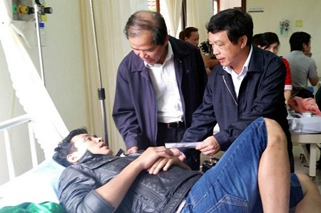 Bí thư Tỉnh ủy Lâm Đồng Nguyễn Xuân Tiến (trái) và Chủ tịch UBND tỉnh Đoàn Văn Việt thăm hỏi, động viên các nạn nhân vụ tai nạn đang cấp cứu tại Bệnh viện đa khoa Lâm Đồng.