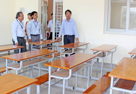 Phó Chủ tịch UBND tỉnh- Lữ Quang Ngời dẫn đầu đoàn kiểm tra các điểm thi tại TP Vĩnh Long, đảm bảo cơ sở vật chất cho kỳ thi.