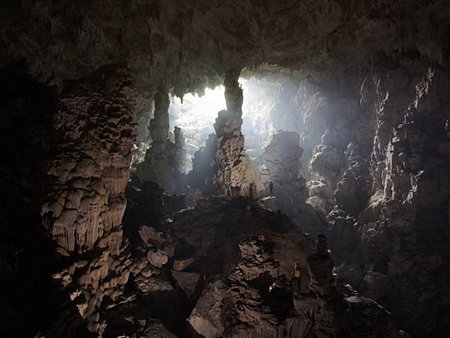 Trong lần khảo sát này, đoàn đã phát hiện nhiều hố sụt lớn trong nhiều hang động.