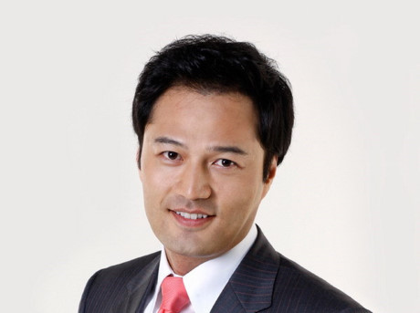 Kim Sung Min – tên thật là Kim Sung Taek, sinh năm 1973, xuất thân trong một gia đình giàu có và quyền lực, là con trai của phó chủ tịch tập đoàn LG, một trong những tập đoàn điện tử lớn nhất Hàn Quốc.