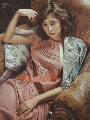 Nữ diễn viên khoe nhan sắc mong manh trên tạp chí Sure của Hàn Quốc số ra tháng 7/2016.