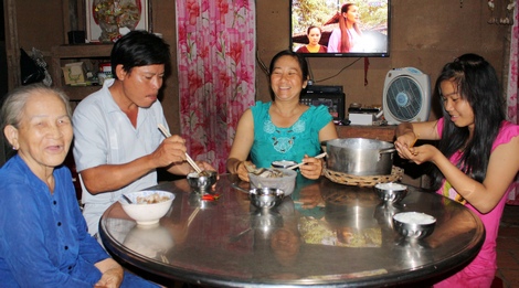 Bữa cơm đơn sơ nhưng đầm ấm của gia đình anh Khánh.