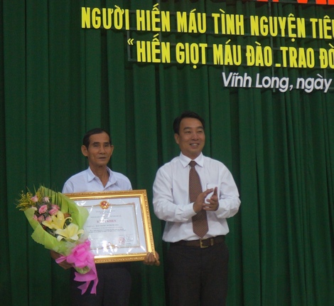 Phó Chủ tịch UBND tỉnh- Lữ Quang Ngời tặng bằng khen của Thủ tướng cho gia đình ông Đoàn Văn Sáu (Trà Ôn) có 70 lần HMTN.