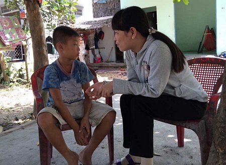 Bằng tình yêu “người mẹ”, cô Trang vận động thành công em Huy đến trường.