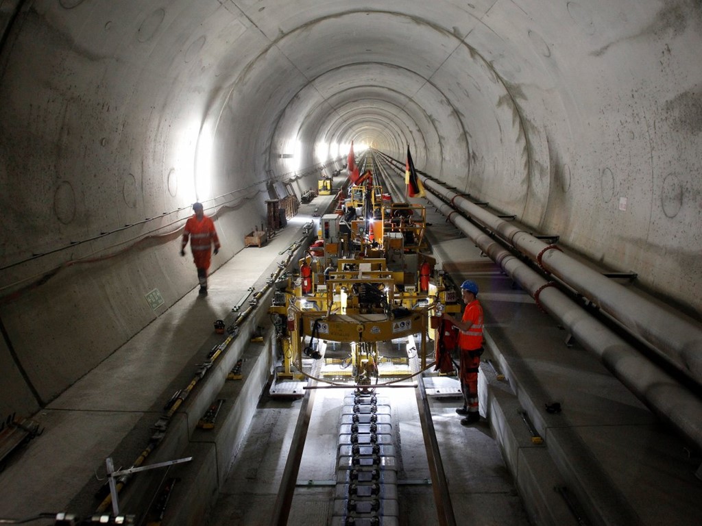 Sau 17 năm xây dựng, đường hầm Gotthard Base đã mở cửa ở Thụy Sĩ vào 1/6. Với chiều dài 56 km, đây là đường hầm tàu hỏa dài và sâu nhất thế giới, đem lại hiệu quả vô cùng to lớn trong việc di chuyển qua dãy Alps.