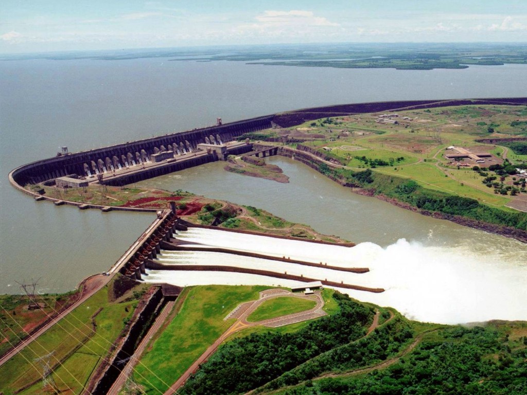 Năm 2015, đập Itaipu ở biên giới Brazil và Paraguay tạo ra 89,5 Twh điện mỗi năm, hơn bất cứ đập thủy điện nào trên thế giới. Nơi này cung cấp 75% lượng điện của Paraquay và gần 20% của Brazil.