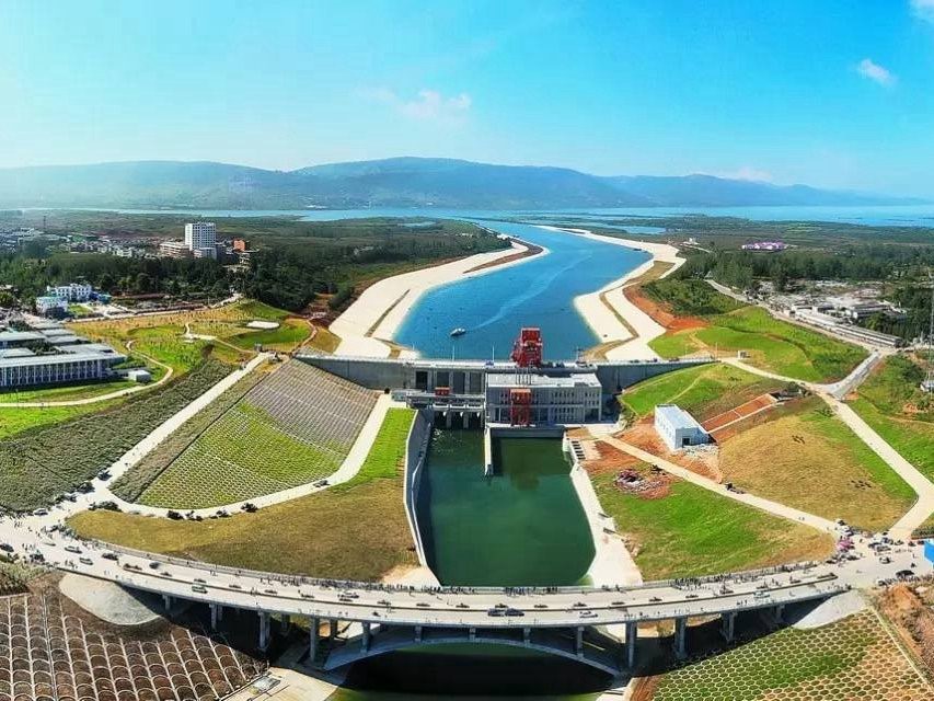 Dự án chuyển đổi nước Nam - Bắc của Trung Quốc dự tính sẽ đưa gần 1,3 tỷ m3 nước từ sông Trường Giang vào khu vực phía bắc ít màu mỡ hơn. Tính tới nay, 79 tỷ USD đã được chi cho dự án này.