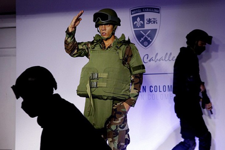 Nhà thiết kế người Colombia (chủ hãng này) đã thiết kế các loại trang phục nhẹ, chống đạn dành cho các quan chức như quốc vương Jordan.