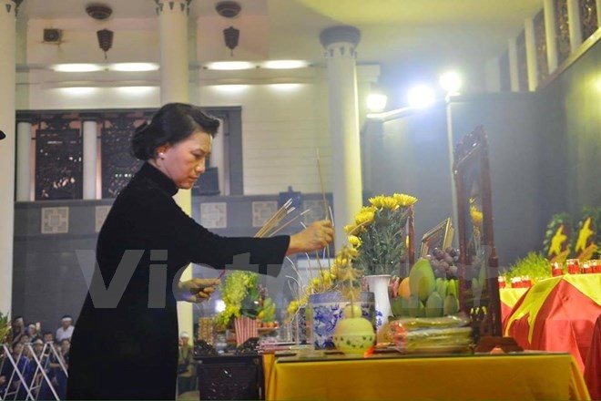 Chủ tịch Quốc hội Nguyễn Thị Kim Ngân thắp hương trong lễ viếng. (Ảnh: Minh Sơn/Vietnam+)
