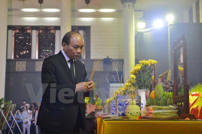 Thủ tướng Chính phủ Nguyễn Xuân Phúc thắp hương trong lễ viếng. (Ảnh: Minh Sơn/Vietnam+)