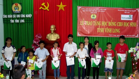 Bà Lê Thị Hồng Đào- Phó Chủ tịch LĐLĐ tỉnh trao học bổng cho con công nhân lao động KCN Hòa Phú, huyện Long Hồ.