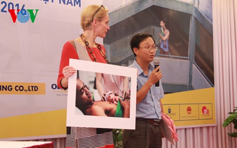 Bà Camilla Mellander, Đại sứ Thụy Điển tại Việt Nam bên cạnh tác giả đạt giải nhất. 