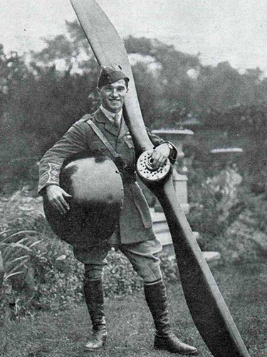 7. Albert Ball gia nhập không quân Anh năm 1914. Ông là phi công Ace hàng đầu của phe Hiệp ước, với 44 chiến công.