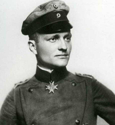 2. Manfred Von Richthofen là phi công huyền thoại người Đức trong lịch sử không quân. Ông bắn hạ 80 máy bay địch trong Thế chiến 1. Ông sơn đỏ máy bay của mình để thách thức đối phương.