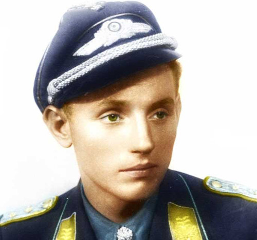 1. Enrich Hartmann sinh năm 1922. Viên phi công Đức này đã bắn hạ tới... 352 máy bay của quân Đồng minh trong Thế chiến 2. Ông ta qua đời vào năm 1993./.