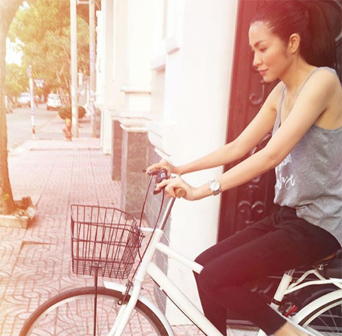  Cuộc sống của cô sau những con số là giờ phút thư thái, giản dị đến không ngờ. Mới đây, Tăng Thanh Hà chia sẻ khoảnh khắc cô đạp xe đi chợ khiến nhiều người thích thú. 