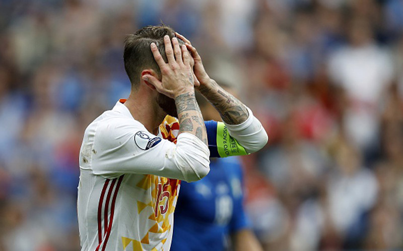 2. Trung vệ Ramos (Tây Ban Nha): Được kỳ vọng là chốt chặn tin cậy của Tây Ban Nha ở EURO 2016, nhưng Ramos đã chơi dưới sức khiến các nhà đương kim vô địch về nước sớm.