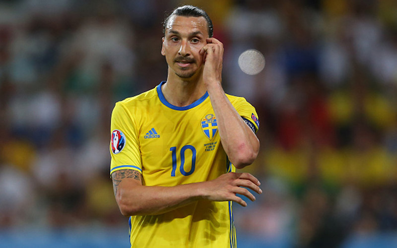10. Tiền đạo Ibrahimovic: Cầu thủ người Thụy Điển bất lực nhìn đội bóng bị loại từ vòng bảng. Đây cũng là kỳ EURO cuối cùng trong sự nghiệp của Ibrahimovic.