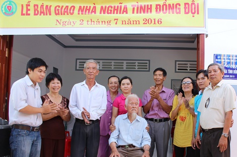Hội Cựu thanh niên xung phong tỉnh bàn giao nhà và chụp ảnh lưu niệm cùng gia đình ông Nguyễn Minh Nghiệm. 