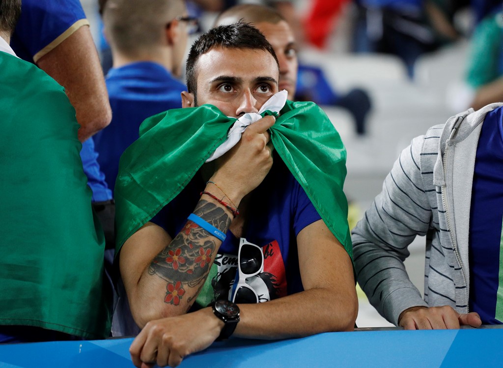 Nỗi thất vọng của CĐV xứ sở mỳ ống. Tuy nhiên, không có giọt nước mắt nào rơi bởi họ biết rằng Azzurri đã chơi tốt và chỉ chịu thua số phận.