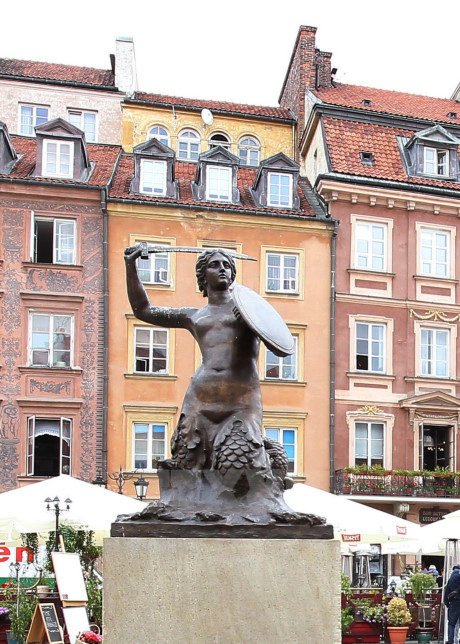 Tác phẩm điêu khắc Nàng tiên cá Warsaw bằng đồng do nhà điêu khắc Konstantin Hegel thiết kế, được đặt tại Quảng trường Chợ phố cổ (Rynek Starego Miasta) - tâm điểm của Phố cổ Warsaw. Bức tượng này được mệnh danh là biểu tượng của thủ đô Ba Lan. (Ảnh: Quang Hải/TTXVN)