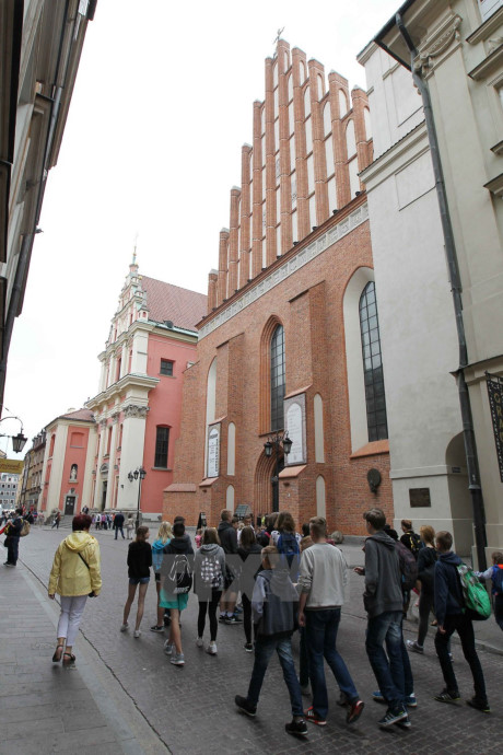 Đại giáo đường St. John trong Phố cổ Warsaw là địa chỉ không thể bỏ qua của du khách trong hành trình tham quan, chiêm ngưỡng vẻ đẹp cổ kính của di sản văn hóa thế giới Phố cổ Warsaw. (Ảnh: Quang Hải/TTXVN)