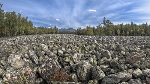 Sông đá Big Stone bao gồm những tảng đá khổng lồ nằm lộn xộn trên diện tích rộng trung bình 200m và dài 6km dọc sườn núi Taganay ở miền nam Ural thuộc lãnh thổ Chelyabinsk Oblast, Nga.