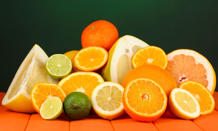 Nếu mỗi ngày ăn 1 quả cam hoặc quýt, sẽ cung cấp trung bình 43mg/ 2000-2000mg canxi trung bình mỗi ngày. Loại quả này cũng chứa một lượng dồi dào vitamin C.