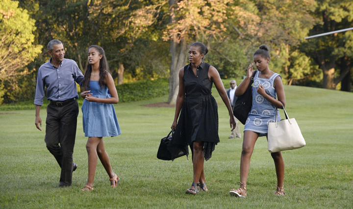 Cả gia đình Obama trở lại Nhà Trắng sau một kỳ nghỉ, ngày 23/8/2015.
