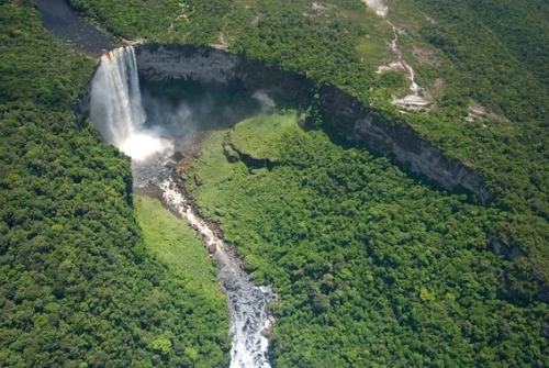 2. Guyana  Vượt qua biên giới Brazil là du khách đã lọt vào những khu rừng nhiệt đới của Guyana với những loài động thực vật quý hiếm. Nước này có đặc trưng bởi những khu rừng nhiệt đới rộng lớn bị chia cắt bởi nhiều con sông, lạch và thác nước, nổi tiếng nhất là thác Kaieteur trên sông Potaro.  Guyana có biên giới phía đông với Suriname, phía nam và tây nam với Brasil và phía tây với Venezuela. Đây là nước nhỏ thứ ba trên lục địa Nam Mỹ với kích thước xấp xỉ Anh.  Guyana là nước duy nhất tại Nam Mỹ có ngôn ngữ chính thức là tiếng Anh và là một trong hai nước còn lại ở châu Mỹ vẫn áp dụng giao thông bên trái.