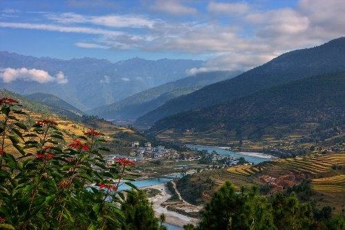 3. Bhutan  Trước năm 1974, nước Bhutan nhỏ bé, lọt thỏm giữa Himalaya được ít người biết đến bởi người nước ngoài không được phép nhập cảnh vào Bhutan và người Bhutan không có điều kiện để đi ra nước ngoài.  Đến nay, Bhutan vẫn khá tách biệt với thế giới văn minh. Cả nước chỉ có một sân bay, với một đường băng, máy bay chỉ có thể lên xuống vào ban ngày với điều kiện thời tiết tốt. Đây cũng là thủ đô duy nhất không có đèn giao thông, 60% diện tích cả nước được rừng bao phủ.